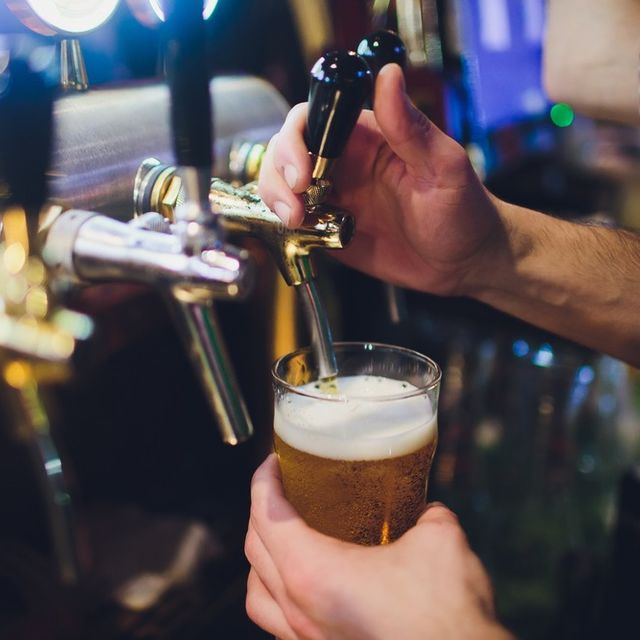 barman sirve cerveza en copa