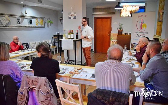 grupo de amigos brinda con cerveza