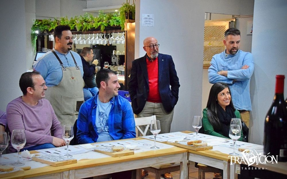 jarra de cerveza sobre mesa con difrentes platos de comida