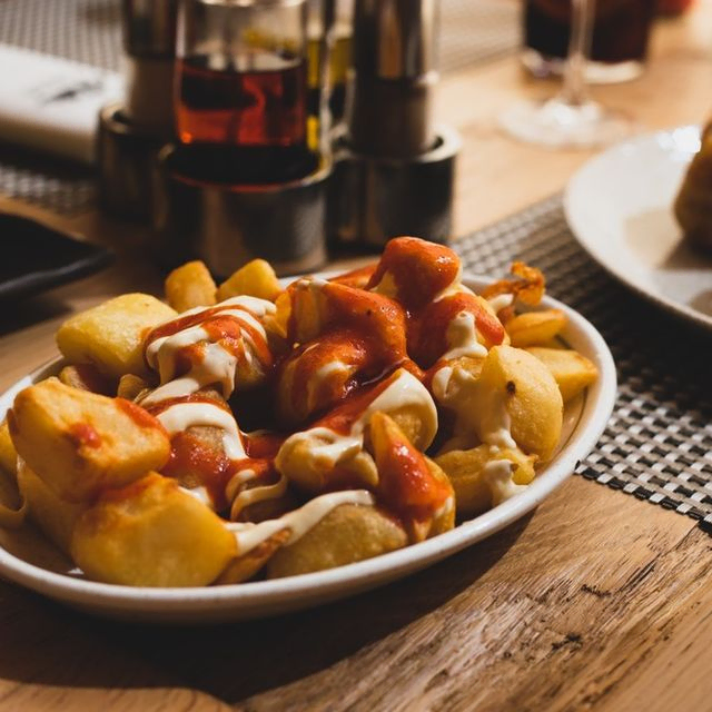 tapa de patatas bravas