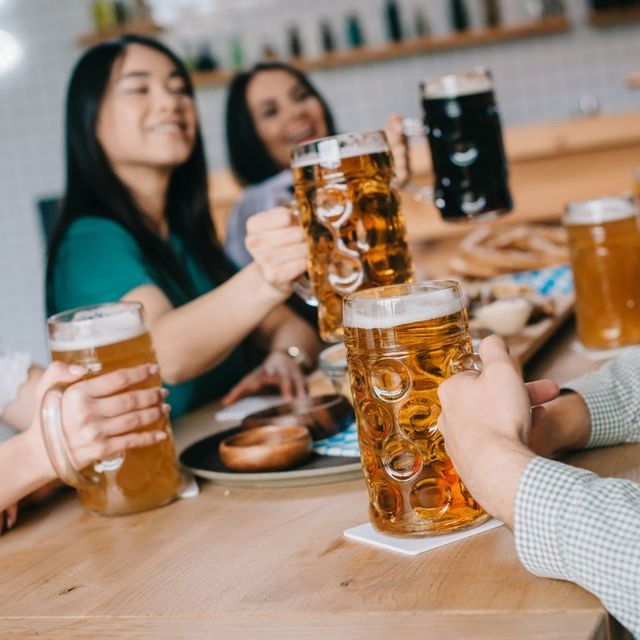 grupo de amigos brinda con cerveza